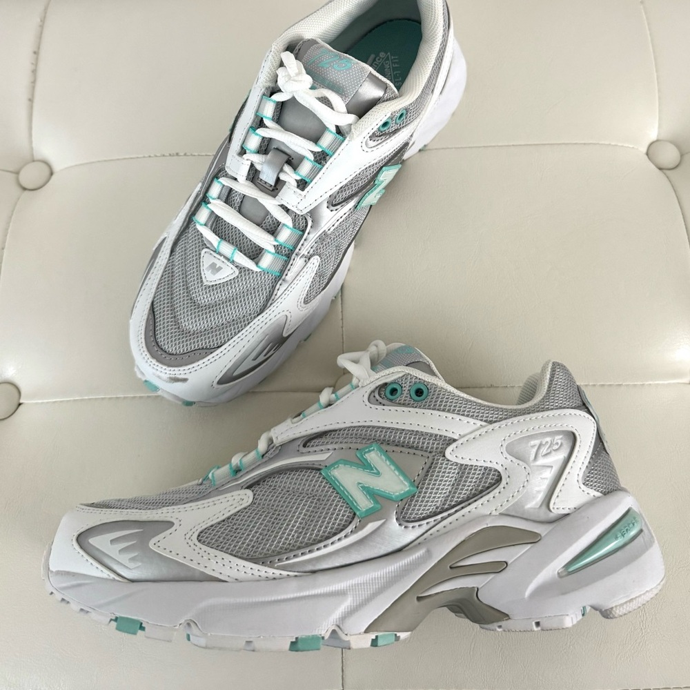 New Balance 725 Women's sneaker